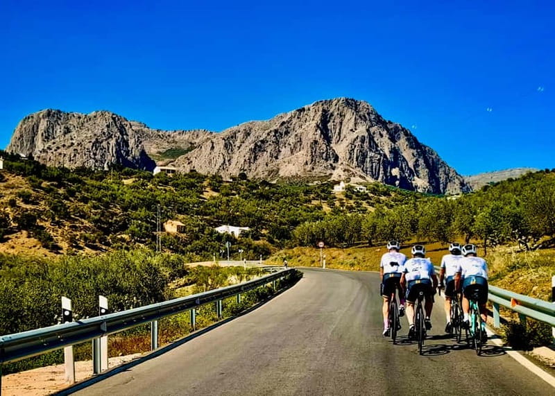 Málaga: Road Bike Tour with Guide and Bike Rental - Starting in Málaga and setting up the bike