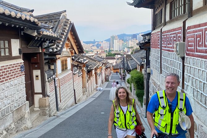 Market Food Tour & Evening E-bike Ride in Seoul - Bukchon’s famous lanes and quieter hills