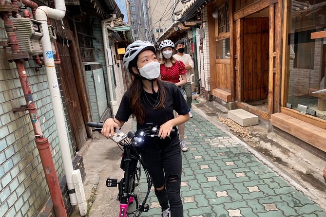 Market Food Tour & Evening E-bike Ride in Seoul - Evening lights and the final ride