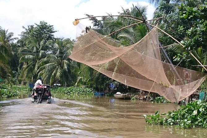 Mekong delta cycling tour 3 days - Day three: Cai Rang before breakfast crowds build