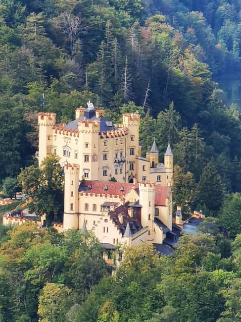 Munich: Neuschwanstein Castle by Bus with Alpine Bike Ride - Cycling around the Alpine lake