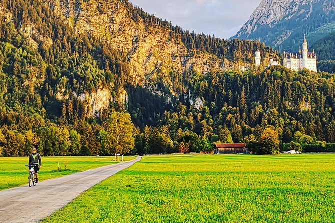 Neuschwanstein Castle by Bus Incl. Bike Ride or Hohenschwangau - How the day handles a large group