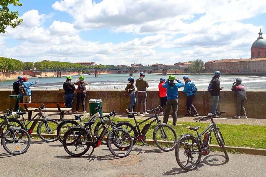 Panoramic Toulouse, e-bike ride, and cable car - Crossing the suspended footbridges to Ramier Island