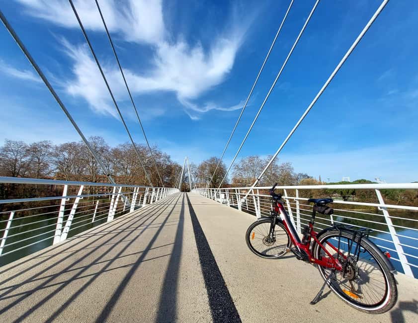 Panoramic Toulouse, e-bike ride, and cable car - The Téléo cable car above Toulouse