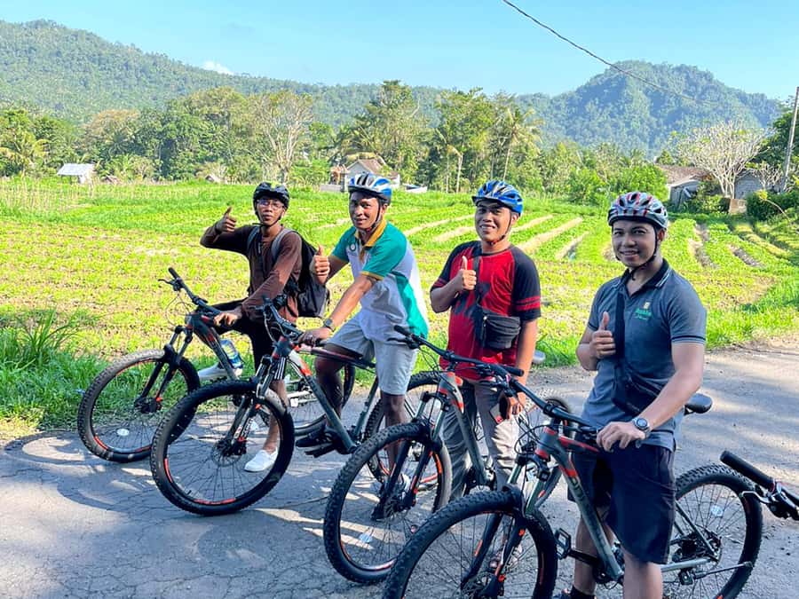 Pedal Through Paradise: Bali Wanderlust Sidemen Cycling Tour - The first 90 minutes: rice fields, village lanes, and temples