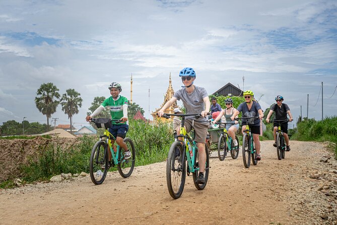 Phnom Penh Silk Island Bike Tour/ E-Bike or Tuk Tuk - From Phnom Penh streets to the first ferry