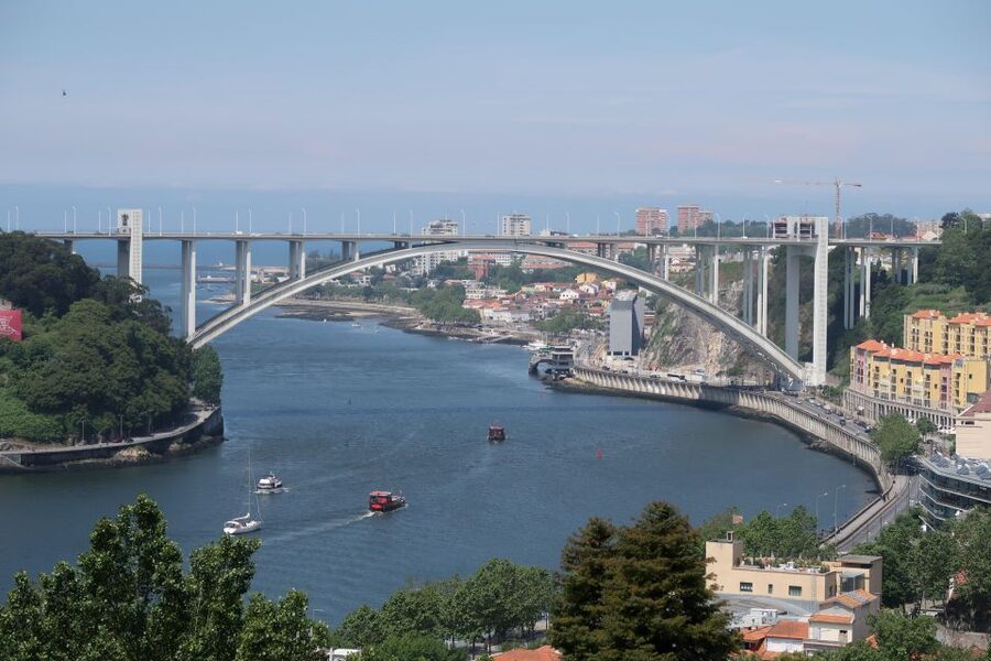 Porto: Self-Guided Bike and Boat Tour with Port Wine Tasting - Seeing the city from a rabelo boat
