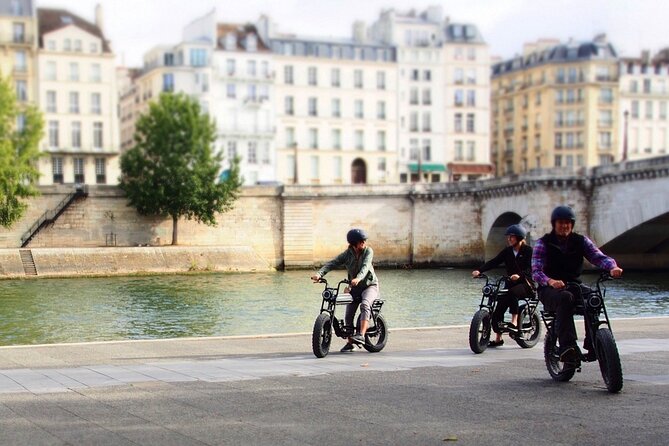 Private Paris electric bike ride with video - A souvenir video that adds real value