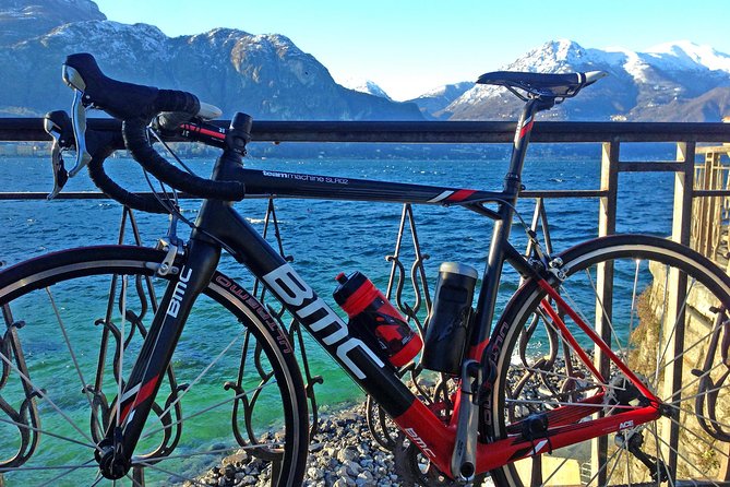 Road Bike tour in Lake Como & Bellagio - Finding quieter color in the botanical gardens