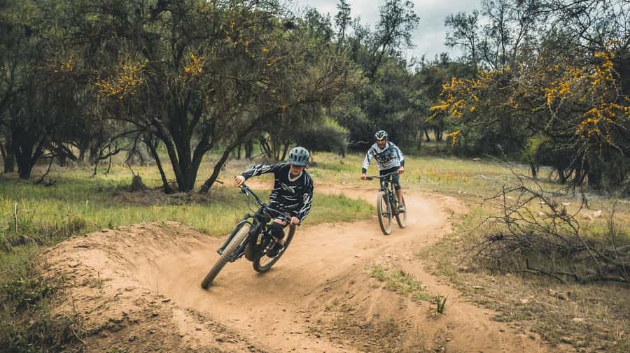 Santiago: E- Mountain Bike Rental to ride in a bike park - Riding the Single Climb at El Durazno