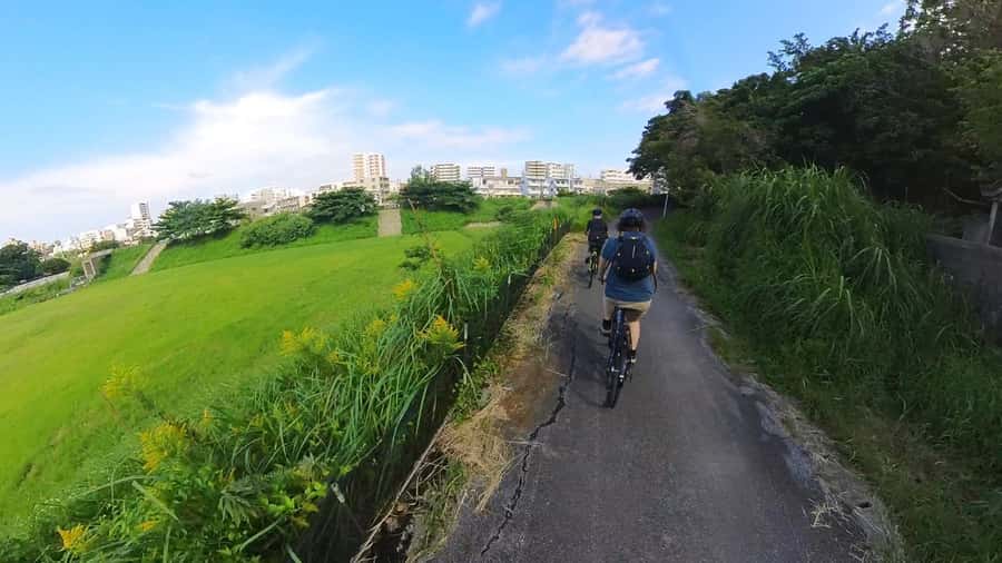 Shuri+Naha: Cycling Tour Explore Water Heritage with E-Bike - Sashikasa Hijya and the surprise of water in the city