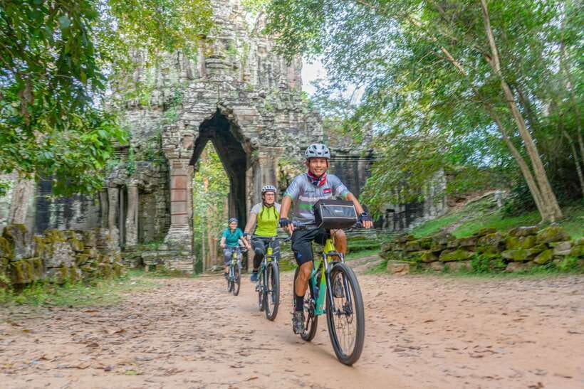 Siem Reap: Angkor Sunset Bike & Boat Tour /E-Bike Available - Rice fields, buffalo, and small family farms