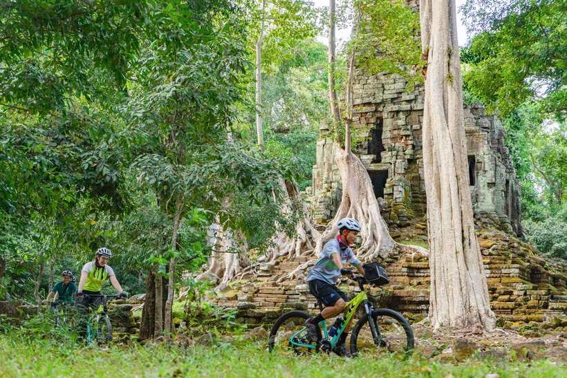 Siem Reap: Angkor Sunset Bike & Boat Tour /E-Bike Available - A short rest with water and fresh fruit