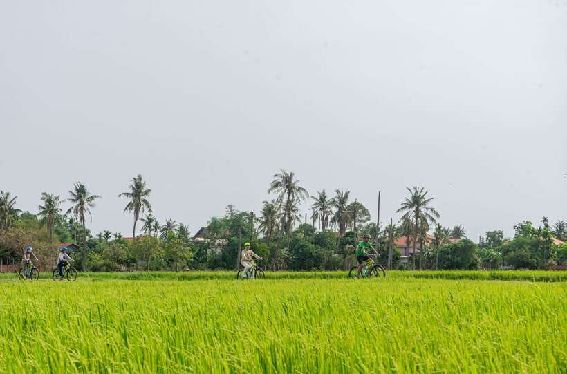 Siem Reap: Countryside Sunset Bike Tour / E-Bike or Tuk Tuk - A traditional village stop