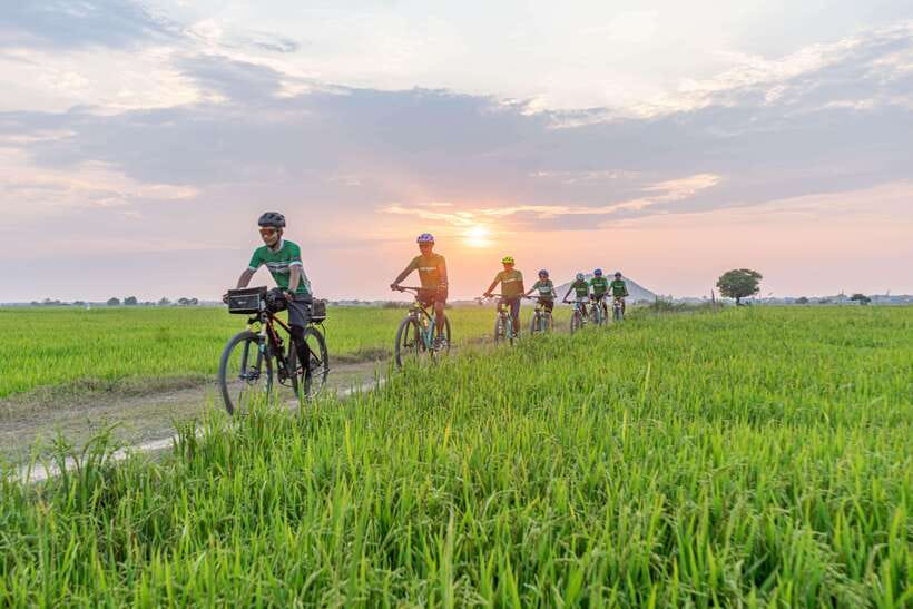 Siem Reap: Countryside Sunset Bike Tour / E-Bike or Tuk Tuk - Chreav and the first rural roads