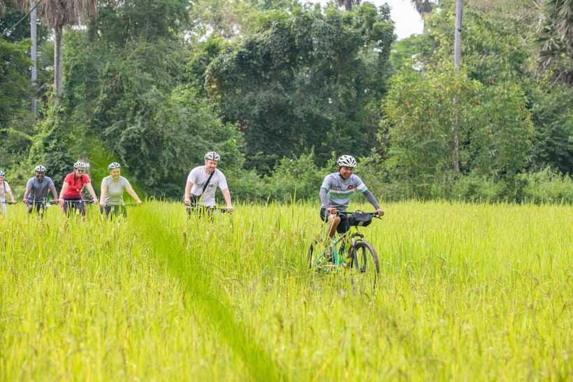 Siem Reap: Guided Countryside Bike Tour - The market, snacks, and fruit