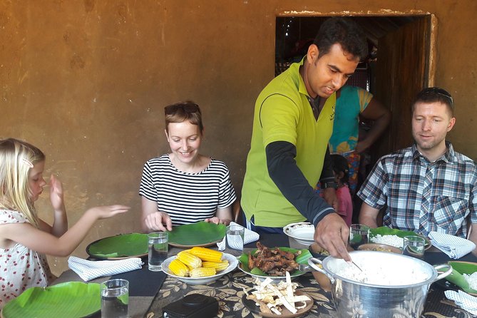 Sigiriya Cycle Tour: Explore Village Life in Sigiriya & Enjoy a Village Lunch - Sitting down for a homemade village lunch