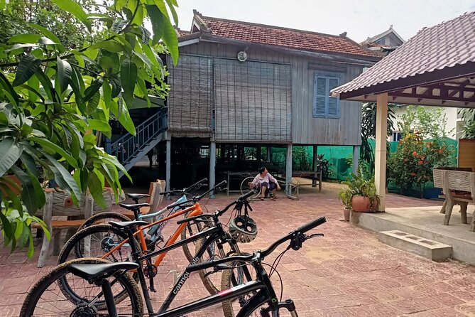Silk Island at Twilight Cycle Encounter - A Buddha temple and a little Cambodian religious context