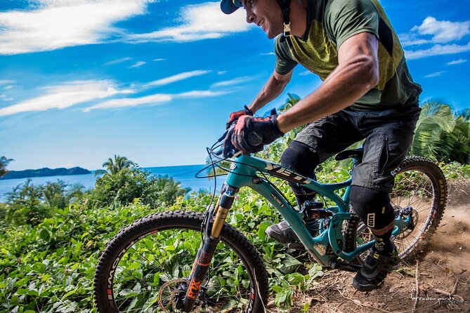 SINGLETRACK MOUNTAIN BIKE - Guided through the jungle - Sayulita’s cemetery adds a local cultural detail