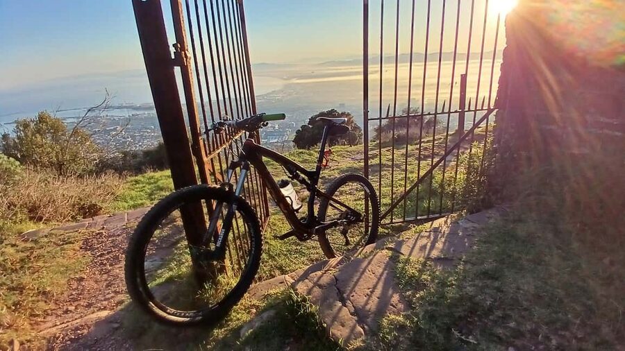 Table Mountain: Mountain Biking to Constantia Wine Estate - Practical booking advice