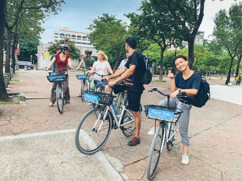 Taipei: 4-Hour Morning City Cycling Tour with Breakfast - ShuangLian Market and WenChang Temple
