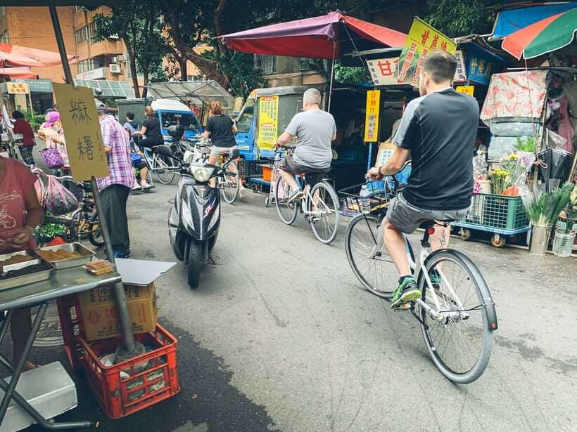 Taipei: 4-Hour Morning City Cycling Tour with Breakfast - Longshan Temple and Taipei’s religious life