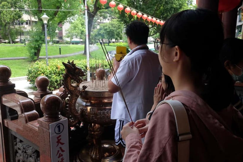 Taipei: 4-Hour Morning City Cycling Tour with Breakfast - A calmer stretch on the Tamsui Riverside Bikeway
