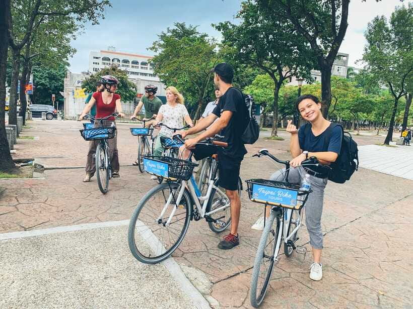 Taipei: 4-Hour Morning City Cycling Tour with Breakfast - DiHua Historical Street and Xiahai Temple