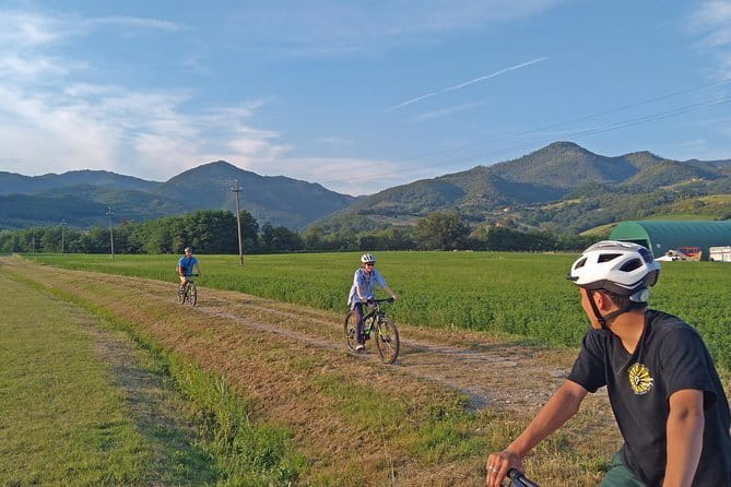 Tuscan countryside bike tour and food tasting - Riding from Vicchio into the Tuscan countryside