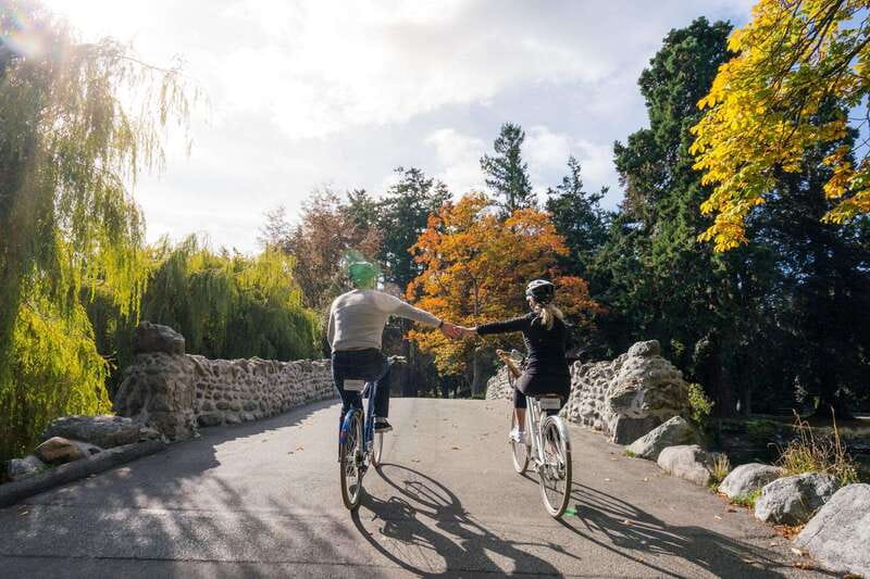 Victoria: 3-hour City Highlights Tour & Coastal Bike Ride - What the guide adds to the ride