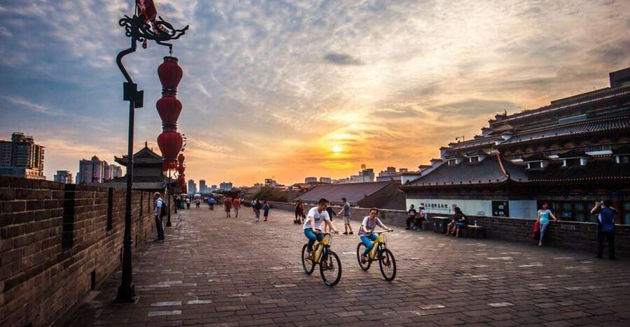 Xi'an City Wall Private Guided Tour with Cycling Option - Reaching the wall and getting started