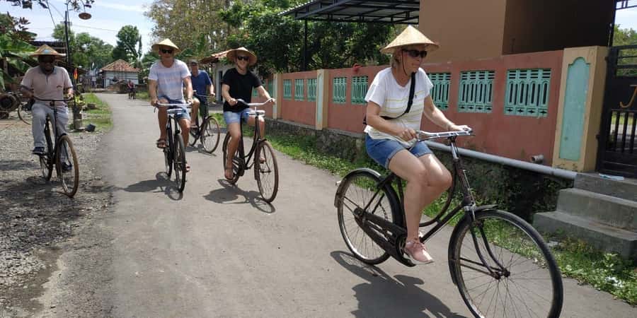 Yogyakarta: Countryside Village Cycling Tour With Guide - Leaving Yogyakarta for the village lanes