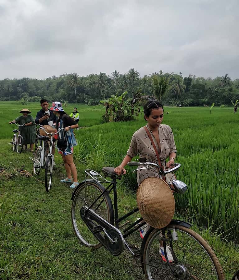 Yogyakarta: Countryside Village Cycling Tour With Guide - Meeting emping makers beside a traditional furnace